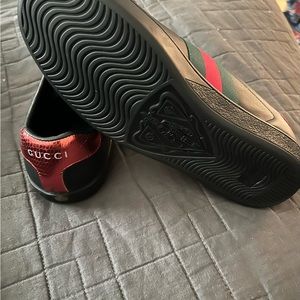Gucci Men ace leather shoe color is black